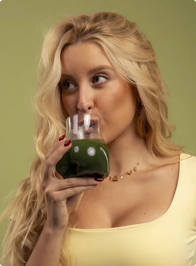 Cliente bebendo o suco verde BLESSY