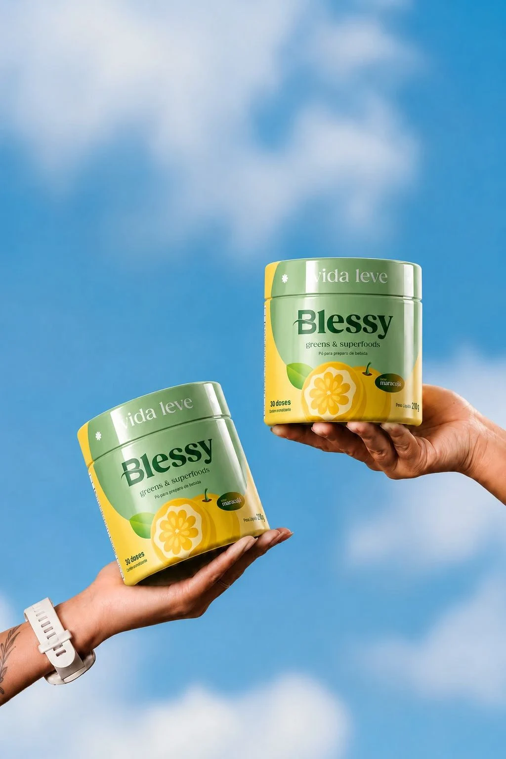 Duas unidades BLESSY seguradas ao ar livre